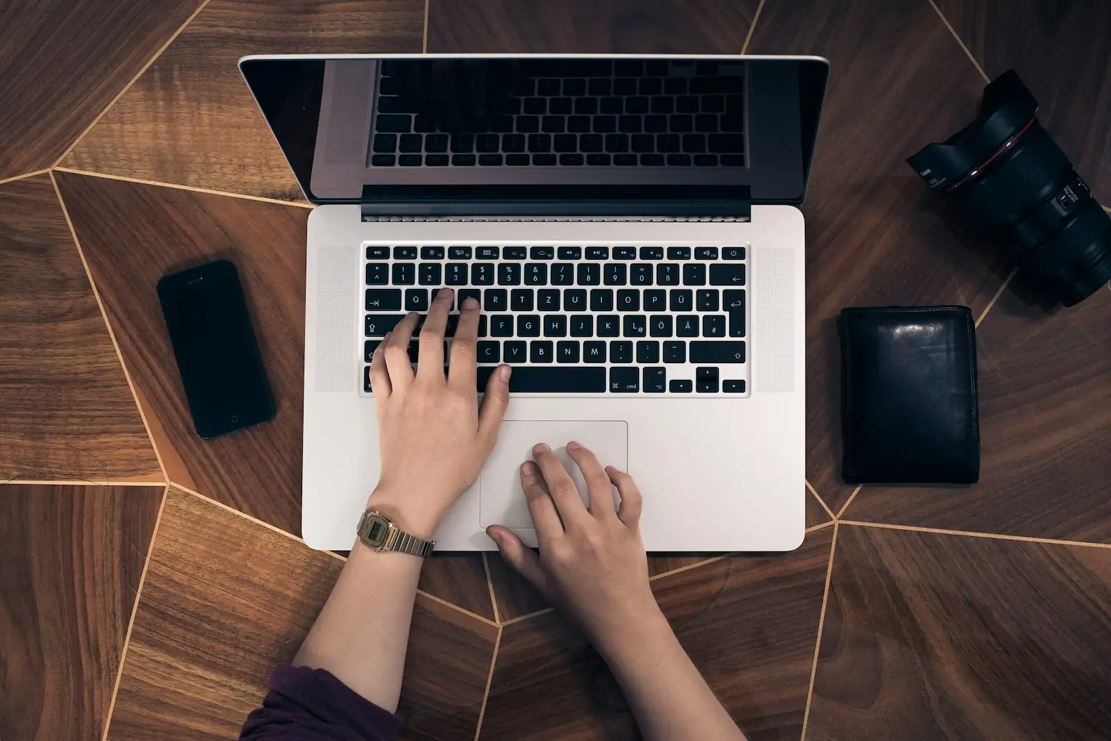 Mains sur un ordinateur portable, choix d'un nom de domaine pour un site web