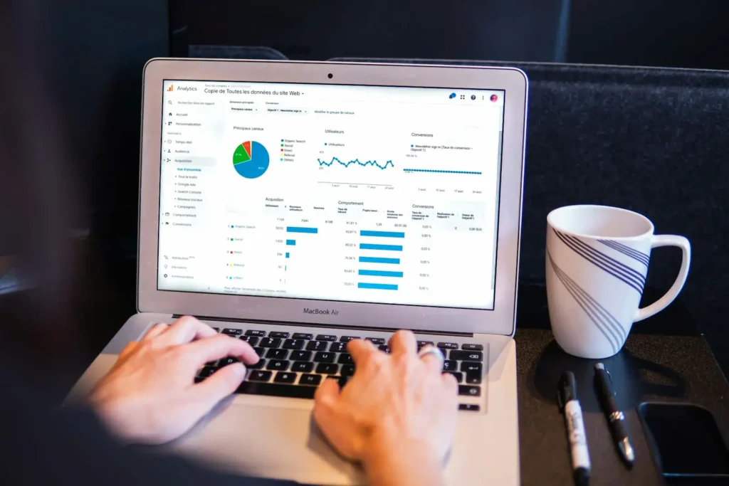 Personne analysant des statistiques SEO sur ordinateur portable