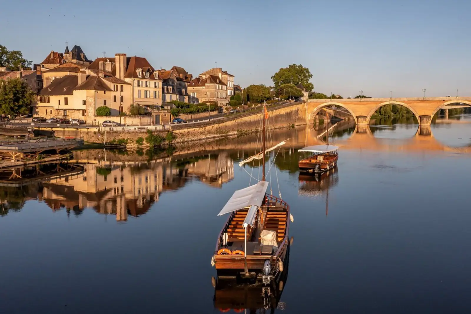 Pont de Bergerac sur la Dordogne avec gabares traditionnelles, référencement SEO local