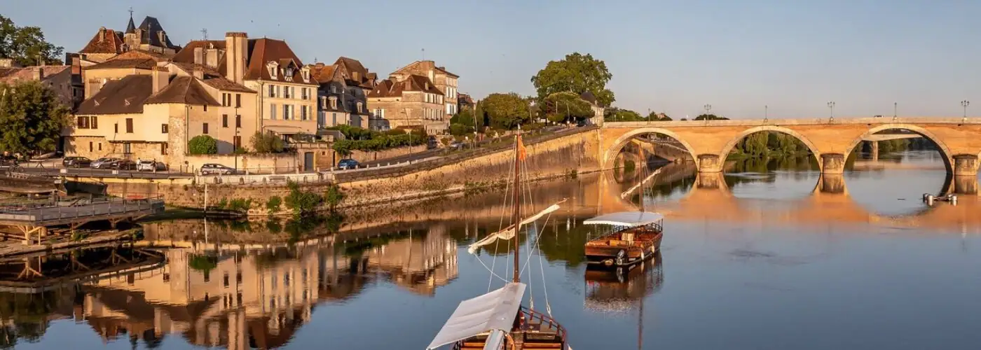 Vue du pont de Bergerac et gabares sur la Dordogne, SEO local pour le Bergeracois
