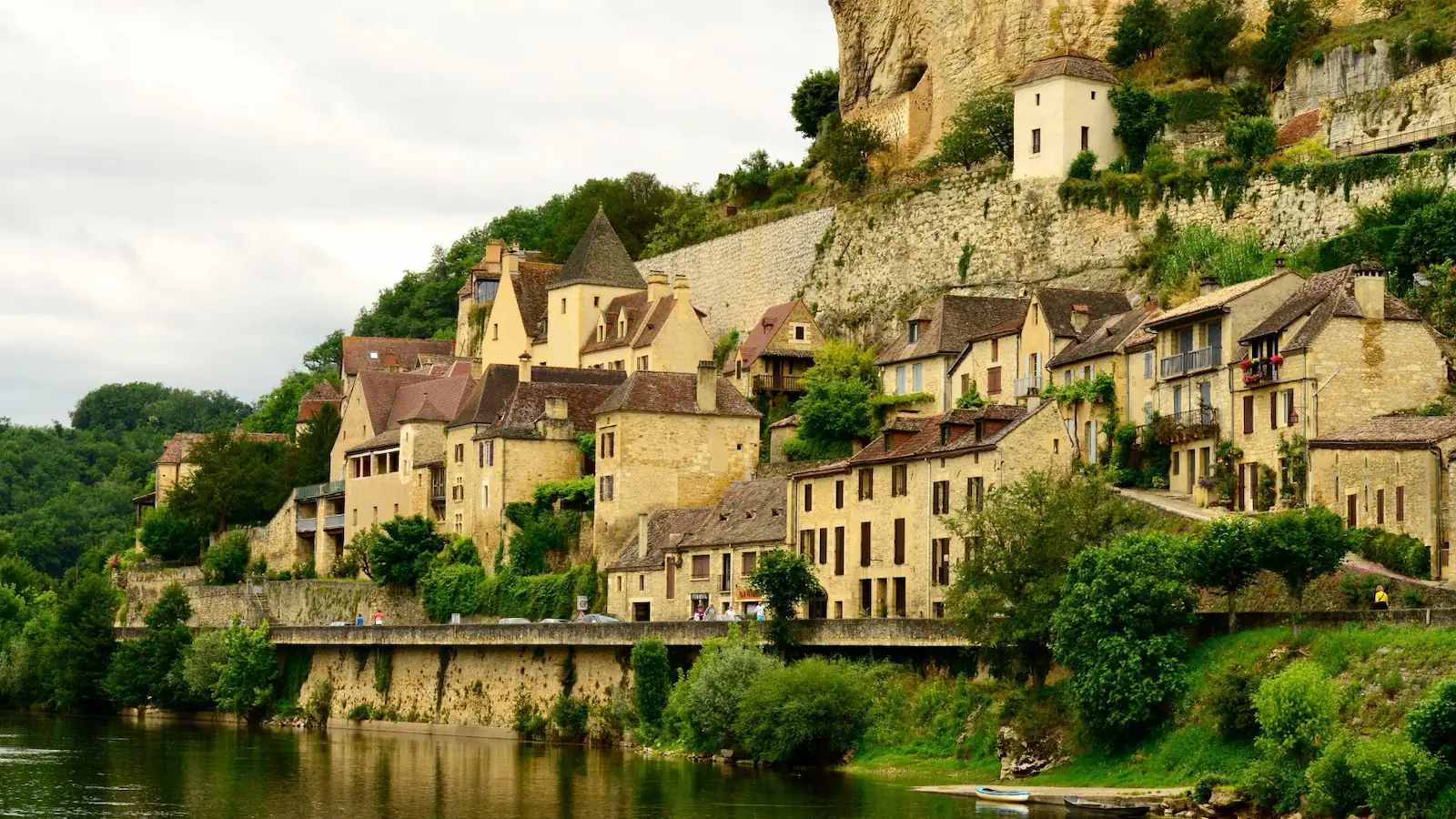 Village médiéval en Dordogne au bord de la rivière, consultant SEO local