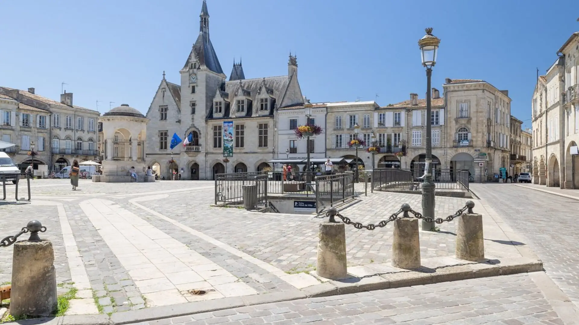 Place du marché à Libourne en Gironde avec architecture ancienne, création de site internet local